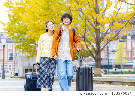 A couple traveling to Tokyo in autumn 133570054