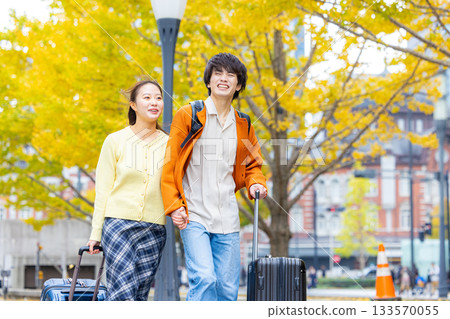 A couple traveling to Tokyo in autumn 133570055