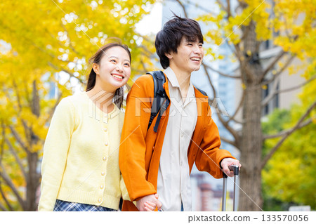 A couple traveling to Tokyo in autumn 133570056