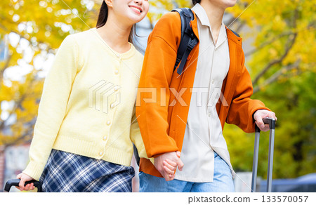 一對夫婦秋季前往東京旅行。 133570057