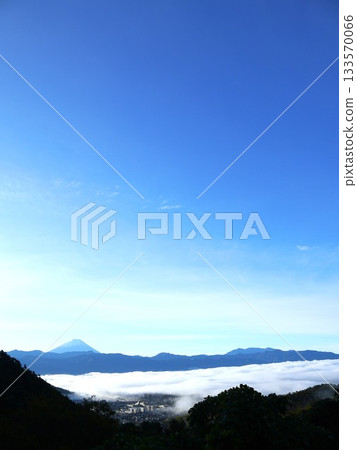 Sea of clouds and blue sky seen from the top of the mountain 133570066