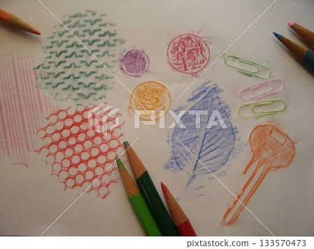 Various patterns copied using the frottage technique and colorful colored pencils 133570473