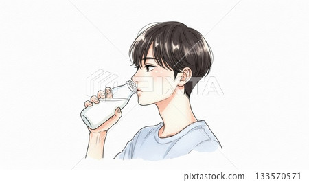 圖：一名男子正在用玻璃瓶喝拉姆內汽水 133570571