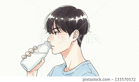 圖:一名男子正在用玻璃瓶喝拉姆內汽水 圖:一名男子正在用玻璃瓶喝拉姆內汽水 133570572