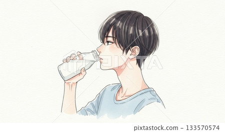 圖:一名男子正在用玻璃瓶喝拉姆內汽水 圖:一名男子正在用玻璃瓶喝拉姆內汽水 133570574