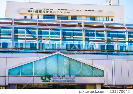 日本橫濱城市景觀,櫻木町車站、火車和摩天輪倒映在窗戶玻璃上(11月26日) 日本橫濱城市景觀,櫻木町車站、火車和摩天輪倒映在窗戶玻璃上(11月26日) 133570643