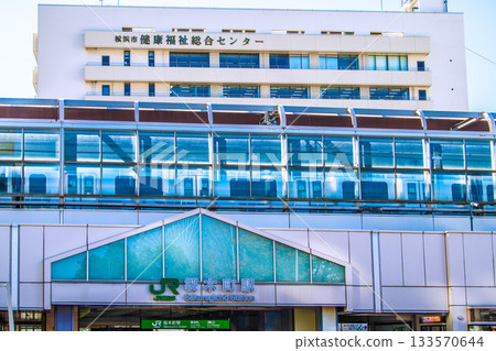 日本橫濱城市景觀，櫻木町車站、火車和摩天輪倒映在窗戶玻璃上（11月26日） 133570644