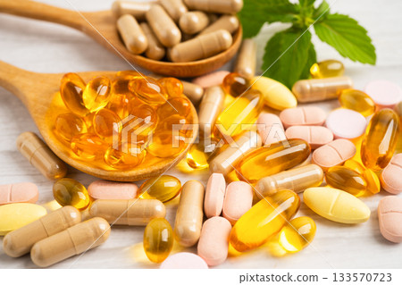 Fish oil vitamin with EPA and DHA,Alternative medicine herbal organic capsule with vitamin E omega 3. Fish oil vitamin with EPA and DHA,Alternative medicine herbal organic capsule with vitamin E omega 3. 133570723