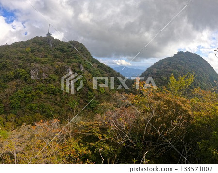 從榛名山的馬嶽山上可以眺望大嶽山和梅嶽山。 從榛名山的馬嶽山上可以眺望大嶽山和梅嶽山。 133571002
