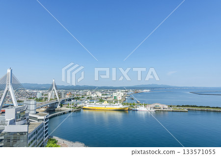 青森縣青森市:晴朗天氣下的青函渡輪八甲田丸及其周圍的城市景觀 青森縣青森市:晴朗天氣下的青函渡輪八甲田丸及其周圍的城市景觀 133571055