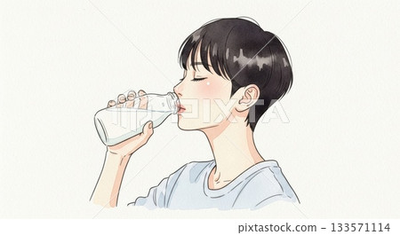 圖說：一位女士正在用奶瓶喝牛奶 133571114