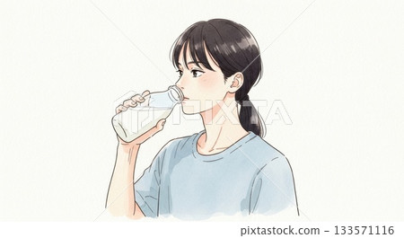 圖說：一位女士正在用奶瓶喝牛奶 133571116