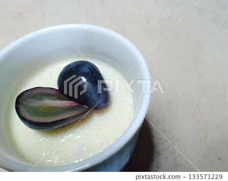 自製牛奶布丁,淋上長野紫汁 自製牛奶布丁,淋上長野紫汁 133571229