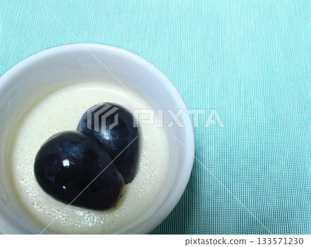 自製牛奶布丁,淋上長野紫汁 自製牛奶布丁,淋上長野紫汁 133571230