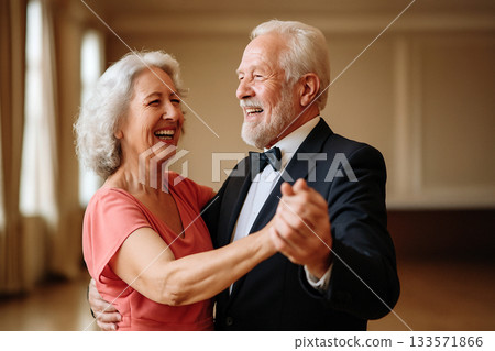 一對老年夫婦正在享受交誼舞。 133571866