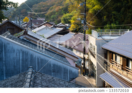 Autumn in Yunotsu Onsen: The hot spring townscape 133572010