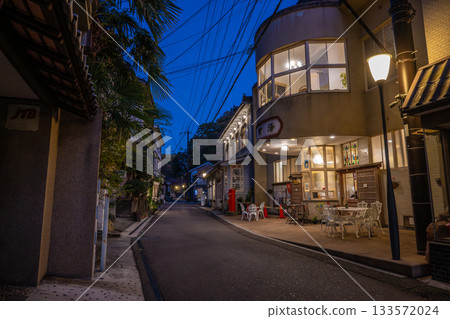 湯之津溫泉主街夜景 133572024