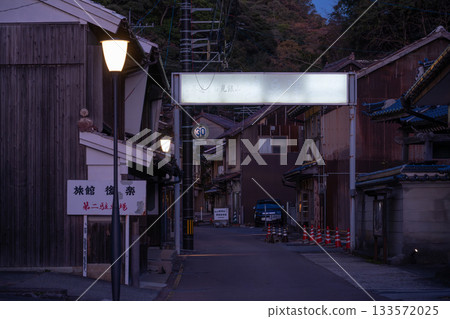 湯之津溫泉主街夜景 133572025