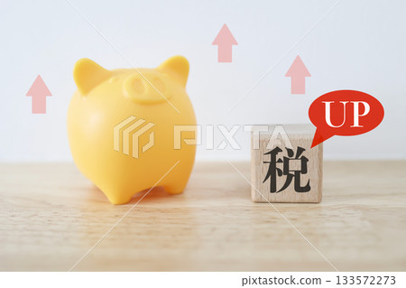 圖中顯示了由於稅收增加而導致的家庭負擔加重。圖中還有存錢筒和稅塊。 133572273