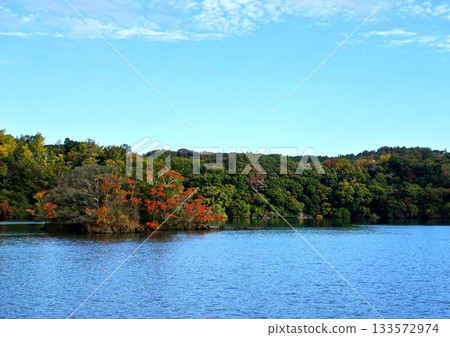 初秋的風從遠處的伊佩基湖吹來。 133572974