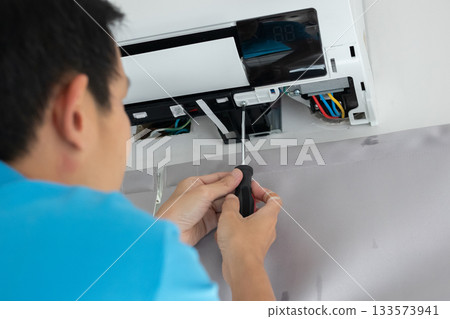 Electrician man repair and maintenance air conditioner Electrician man repair and maintenance air conditioner 133573941