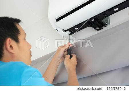 Electrician man repair and maintenance air conditioner Electrician man repair and maintenance air conditioner 133573942