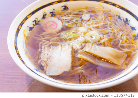 Delicious old-fashioned soy sauce ramen 133574112