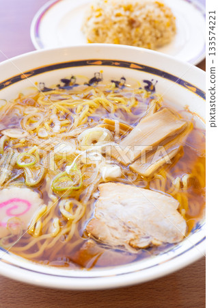 美味的傳統醬油拉麵和半份炒飯套餐 美味的傳統醬油拉麵和半份炒飯套餐 133574221