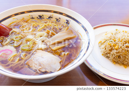 美味的傳統醬油拉麵和半份炒飯套餐 美味的傳統醬油拉麵和半份炒飯套餐 133574223