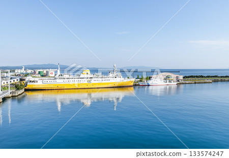 青森縣青森市：青森渡輪紀念船「八甲田丸號」及青森港景色 133574247