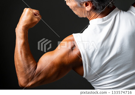 肌肉健美男手臂 133574716