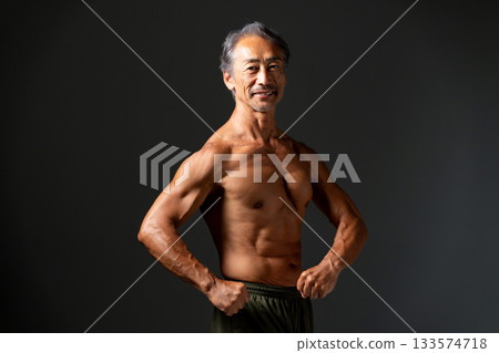 健美運動員的身體美 133574718