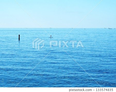 十月，在神奈川縣立石市海灘上，人們正在玩立槳衝浪。 133574835