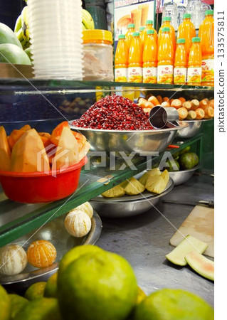 尼泊爾果汁攤上的水果 133575811