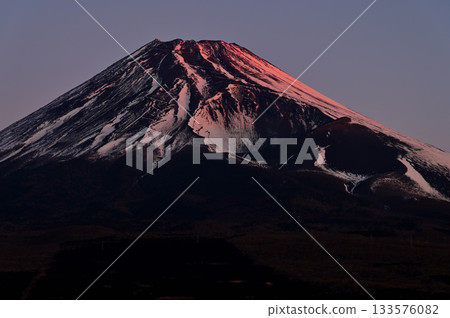 從阿席達卡山脈越前山鳥離機高原展望台眺望，富士山和寶榮火山口沐浴在晨曦之中。 133576082