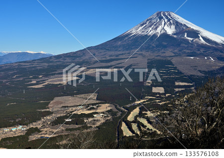 從阿席達卡山脈的越前山眺望富士山和南阿爾卑斯山的雪山山脊 從阿席達卡山脈的越前山眺望富士山和南阿爾卑斯山的雪山山脊 133576108