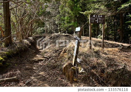 Mount Echizen in the Aitaka Mountains, Fujimi Pass, where it branches off to Mount Kuro Mount Echizen in the Aitaka Mountains, Fujimi Pass, where it branches off to Mount Kuro 133576118