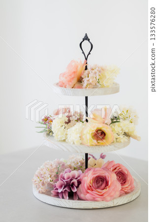 擺放在三層托盤上的鮮花 133576280