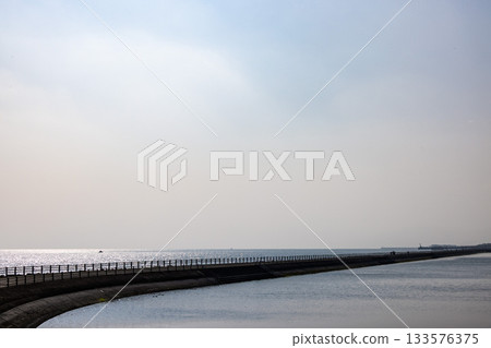 綿延至錦江灣和遠方地平線的洋次郎濱水道河岸。 133576375