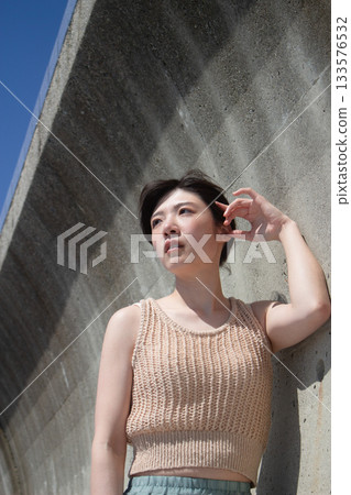 夏天,一位女士在海灘上享受寧靜的時光。 夏天,一位女士在海灘上享受寧靜的時光。 133576532