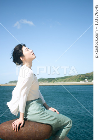 A woman relaxing on the coast 133576648