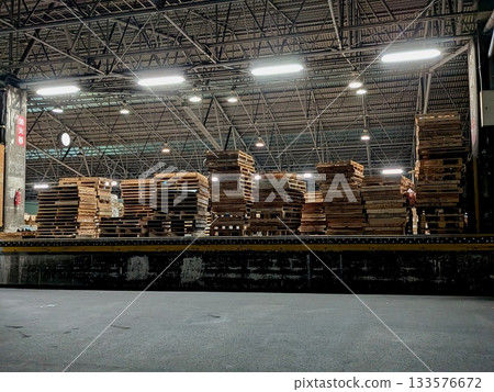 貨車停車場裡堆滿了托盤。 133576672