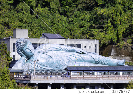 The Nirvana statue at Nanzoin Temple, known for its blessings of good fortune (Sasaguri Town, Kasuya District, Fukuoka Prefecture) 133576757