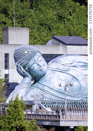 以祈福聞名的南藏院涅槃像（福岡縣春谷郡篠栗町） 133576758
