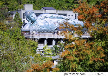 The Nirvana statue at Nanzoin Temple, known for its blessings of good fortune (Sasaguri Town, Kasuya District, Fukuoka Prefecture) 133576759