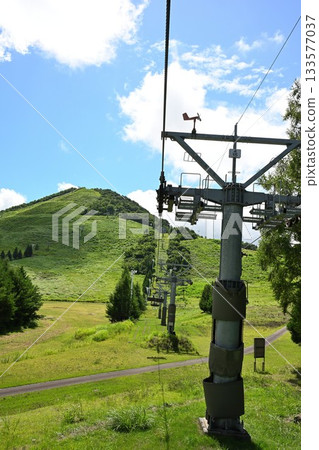 青森縣萌谷山的夏季纜車沿著綠意盎然的山坡緩緩上升。 青森縣萌谷山的夏季纜車沿著綠意盎然的山坡緩緩上升。 133577037