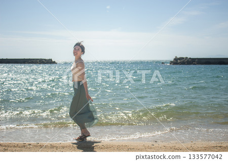 一個女人在沙灘上散步 一個女人在沙灘上散步 133577042