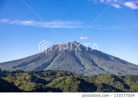The majestic shape of Mount Iwaki in Aomori Prefecture, also known as Tsugaru Fuji, and the lush green scenery at its base The majestic shape of Mount Iwaki in Aomori Prefecture, also known as Tsugaru Fuji, and the lush green scenery at its base 133577084
