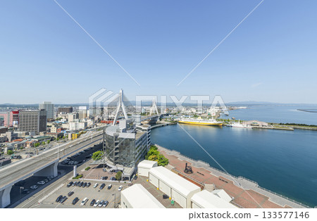 青森灣大橋和青森市(青森縣)的城市景觀 青森灣大橋和青森市(青森縣)的城市景觀 133577146