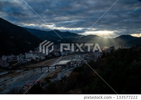 岐阜縣下呂溫泉：從山頂眺望溫泉小鎮 133577222